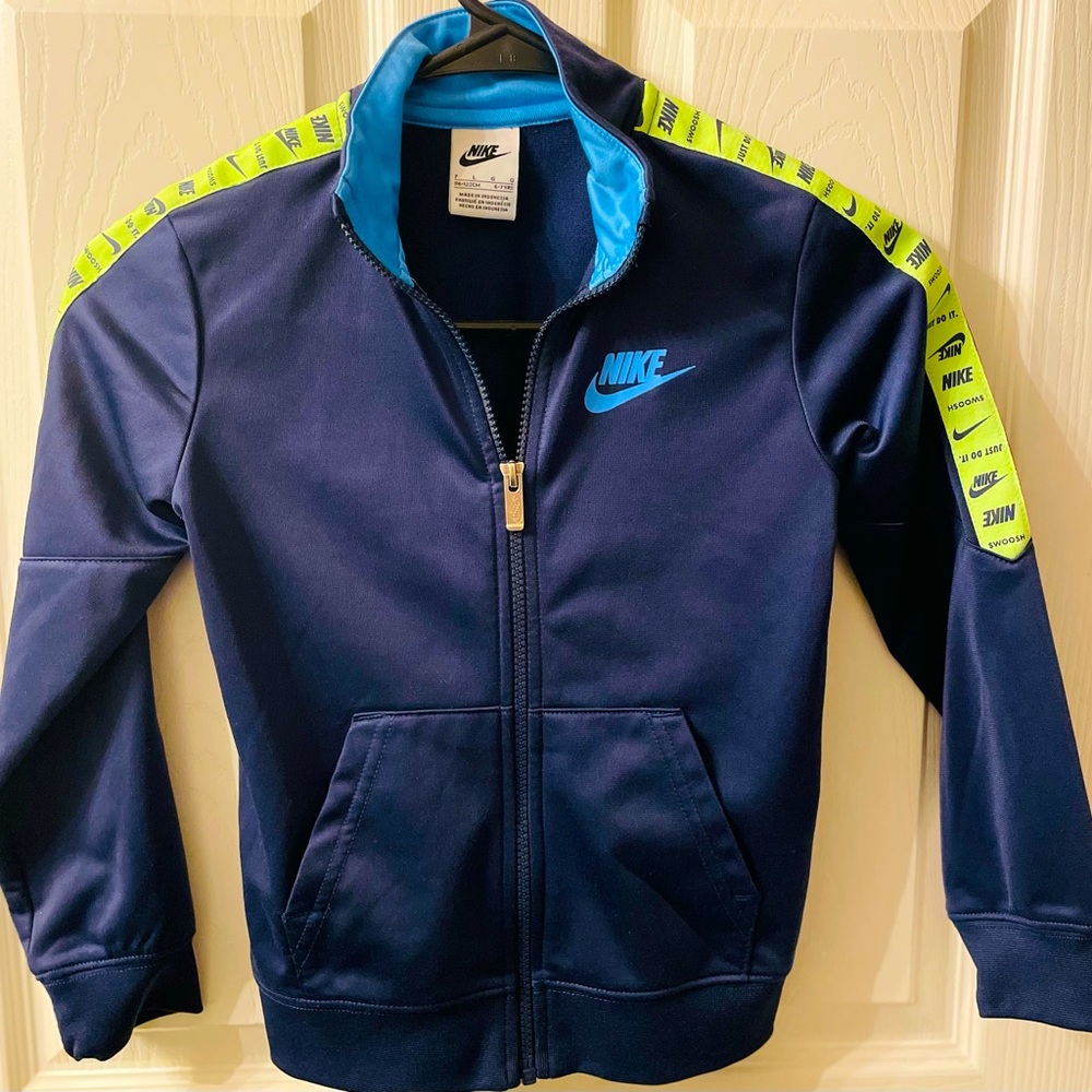 Nike lightweight jacket , kids size 6/7 , Nike logo pockets